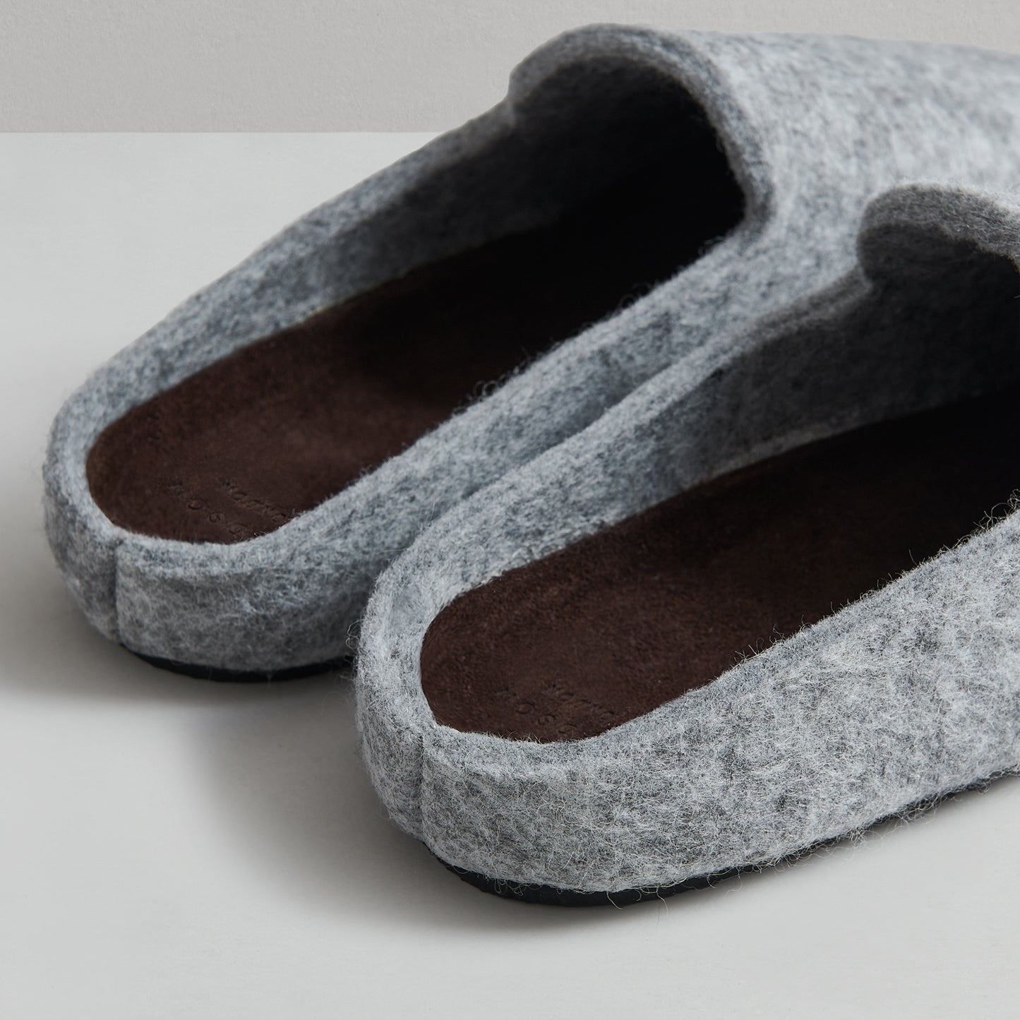 CLAY WOOL FELT LIGHT GREY SLIPPER